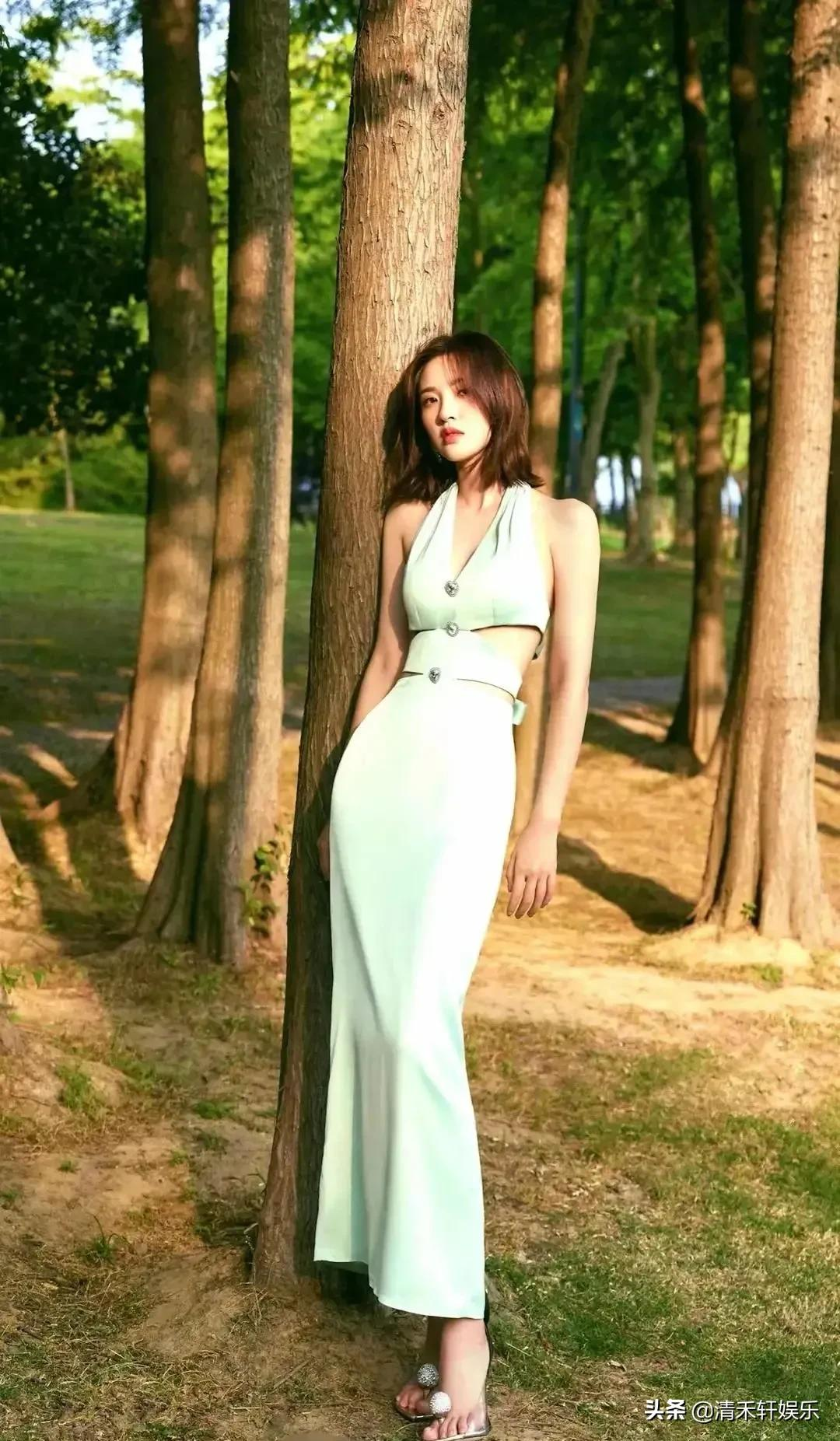 唐艺昕不论短发还是长发，都巨好看。像是画中走出来的美女一样