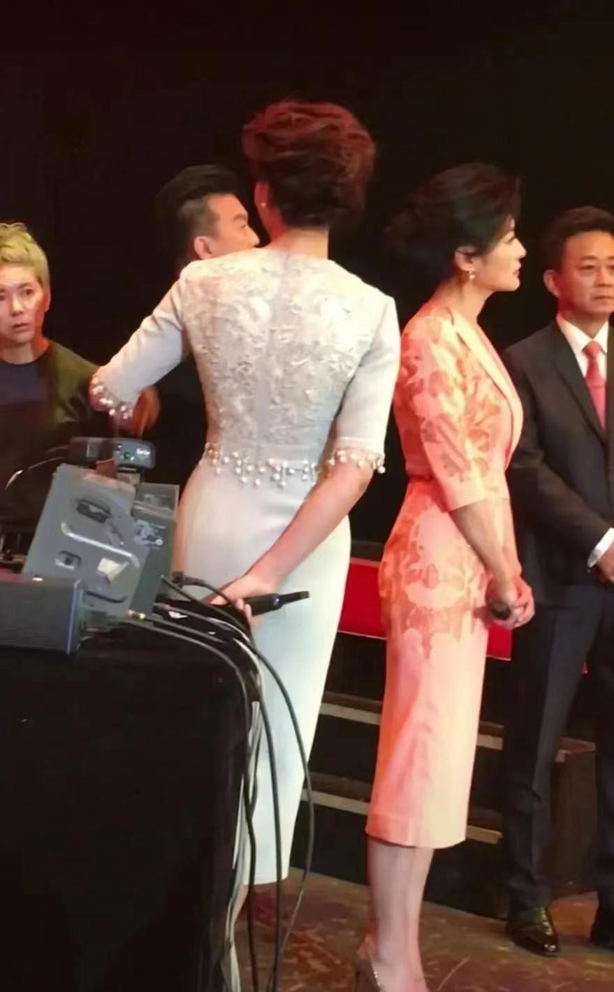 董卿周涛同框，气质品味不相上下，终于明白内涵美的高级形式