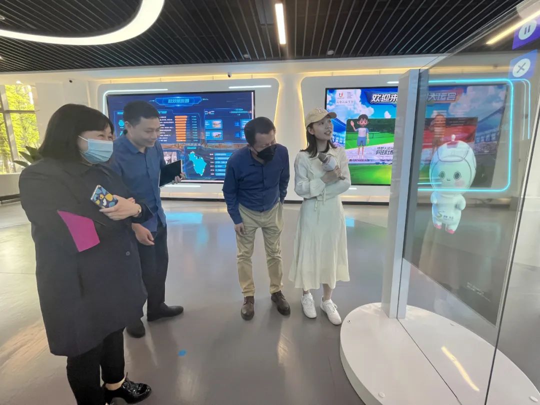 双流区实验小学外国语学校全体教师受邀到区融媒体中心参观学习