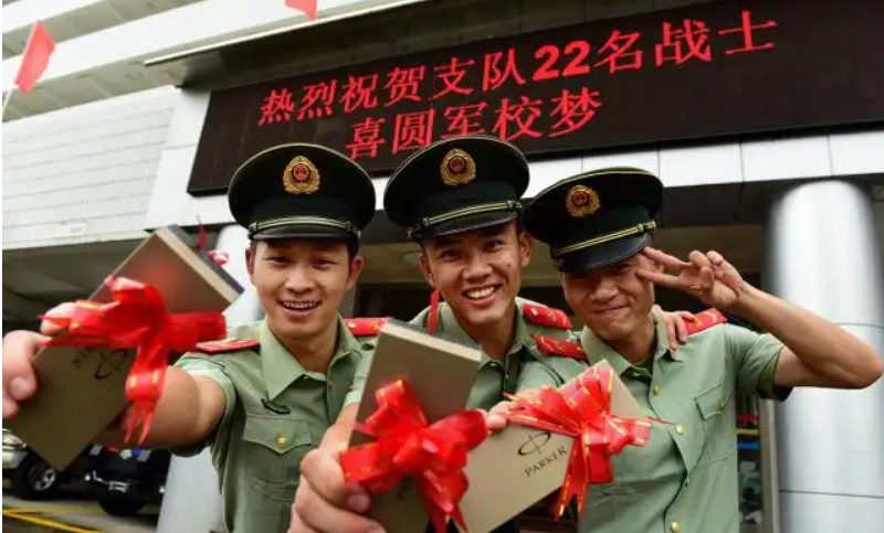 大学生参军注意了！户口本上的“4个字”，将会对政审有影响