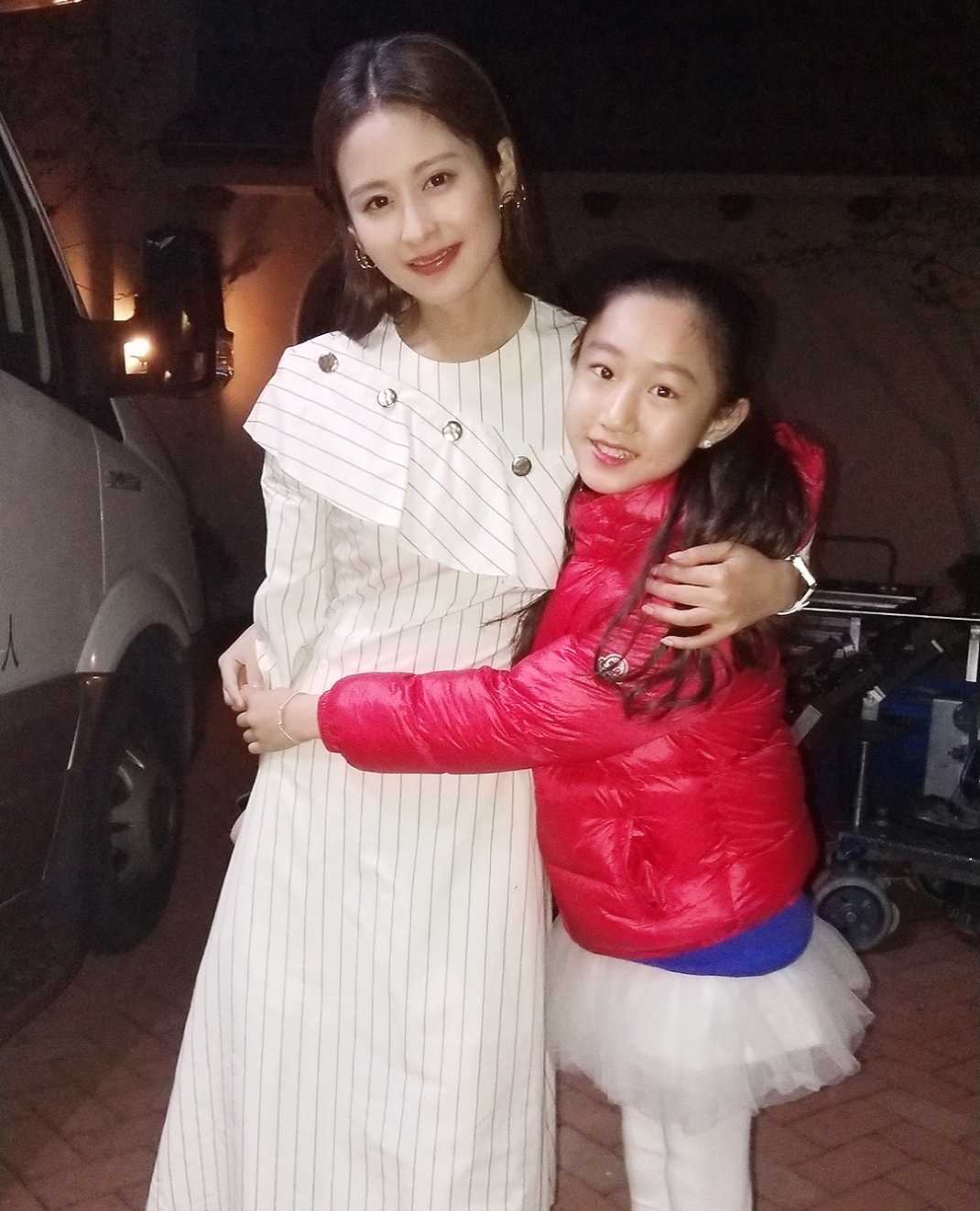 童星邵一卜妈妈透露女儿因遭受校园暴力跳楼，愤怒公开抢救照片