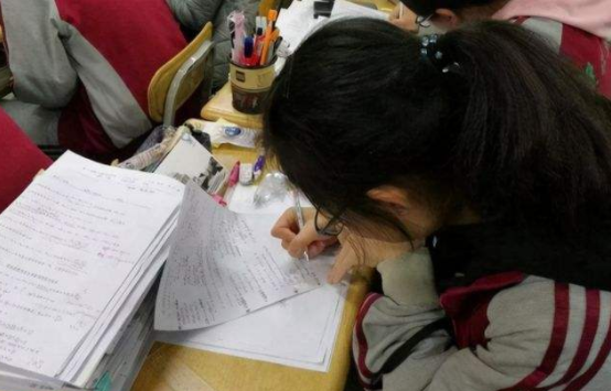 高考状元的试卷，被称为卷面中的“天花板”，引得高中生纷纷模仿