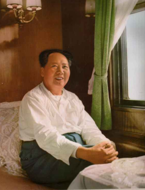 1960年毛主席在杭州听戏，演出结束，毛泽东：白牡丹，我请你跳舞
