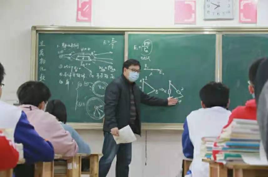 辅导班又“死灰复燃”？课时价格翻倍，依然被家长抢空