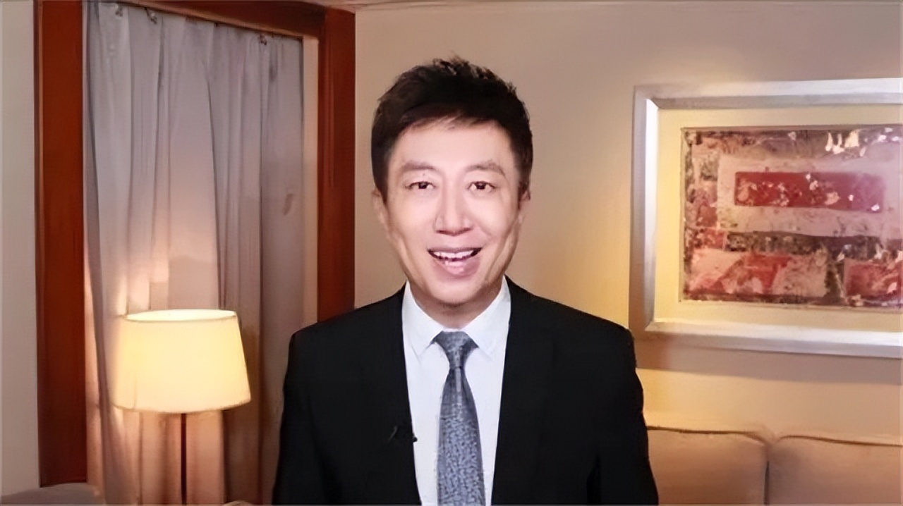 央视主持人陈伟鸿：55岁依然儒雅知性，一儿一女让人很羡慕