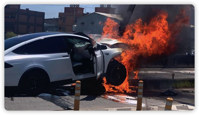 和林志颖同天车祸！女星等红绿灯惨遭追尾，对方车头被毁面目全非