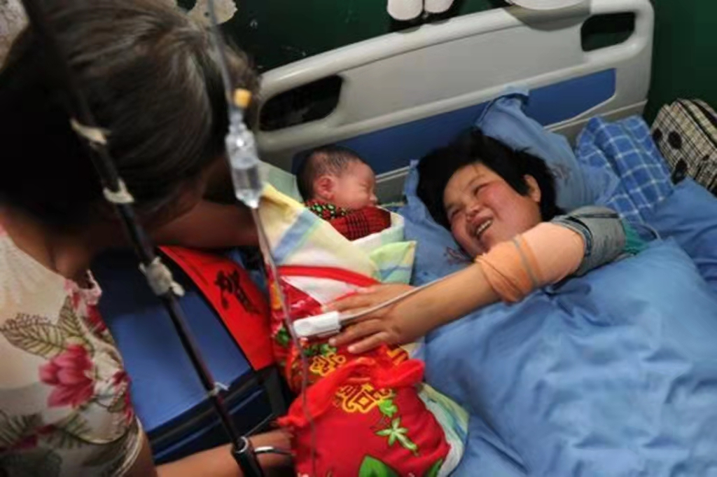 陕西农民捡到坑面女婴，哥哥做苦力为妹妹整容，变美后她嫁给哥哥