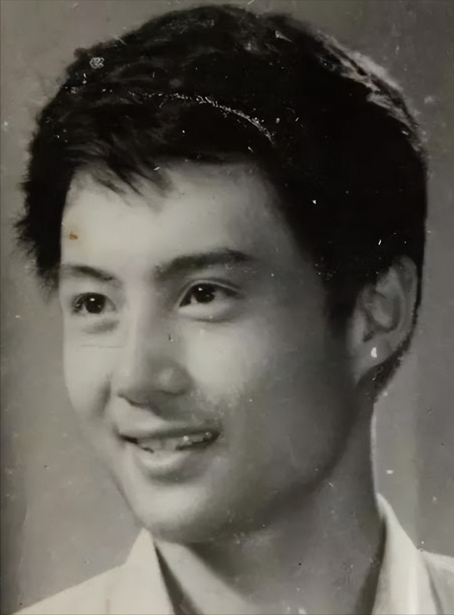 出国洗碗、扫厕所，被父亲告上法庭，王伯昭到底经历了什么？