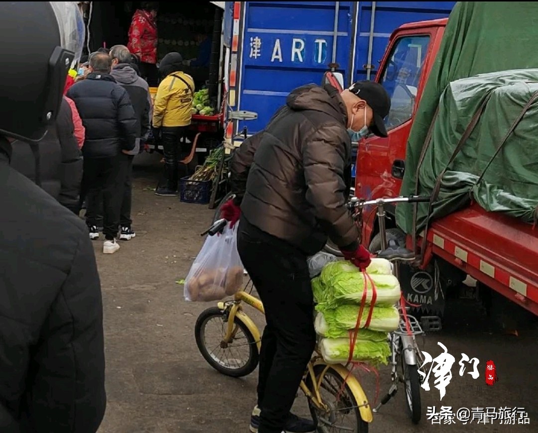 你家楼下的菜价涨了吗？天津市民超市排队采购，白菜4块钱一斤