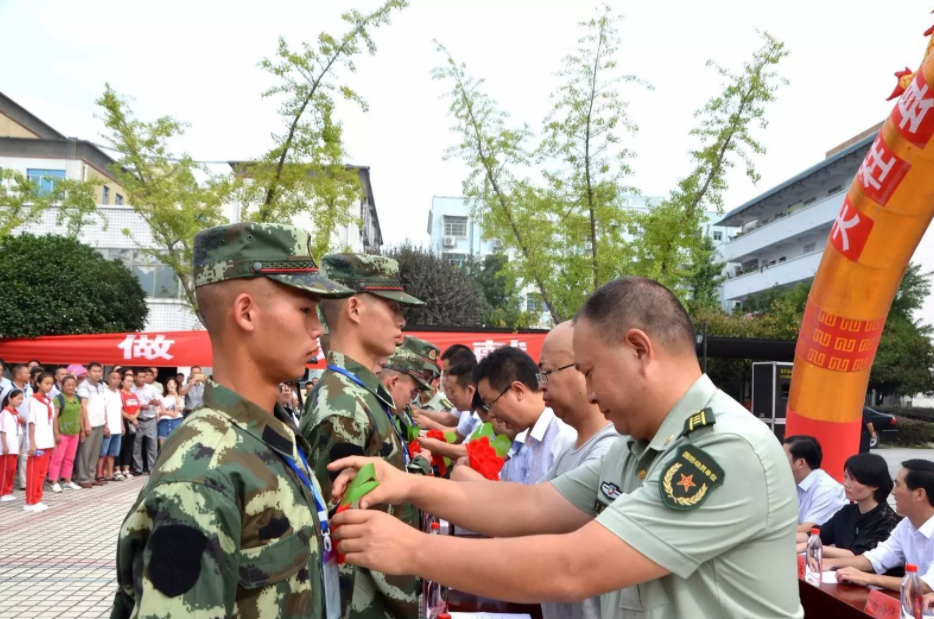 大学生士兵退伍免挂科（大学生参军两年后退伍）