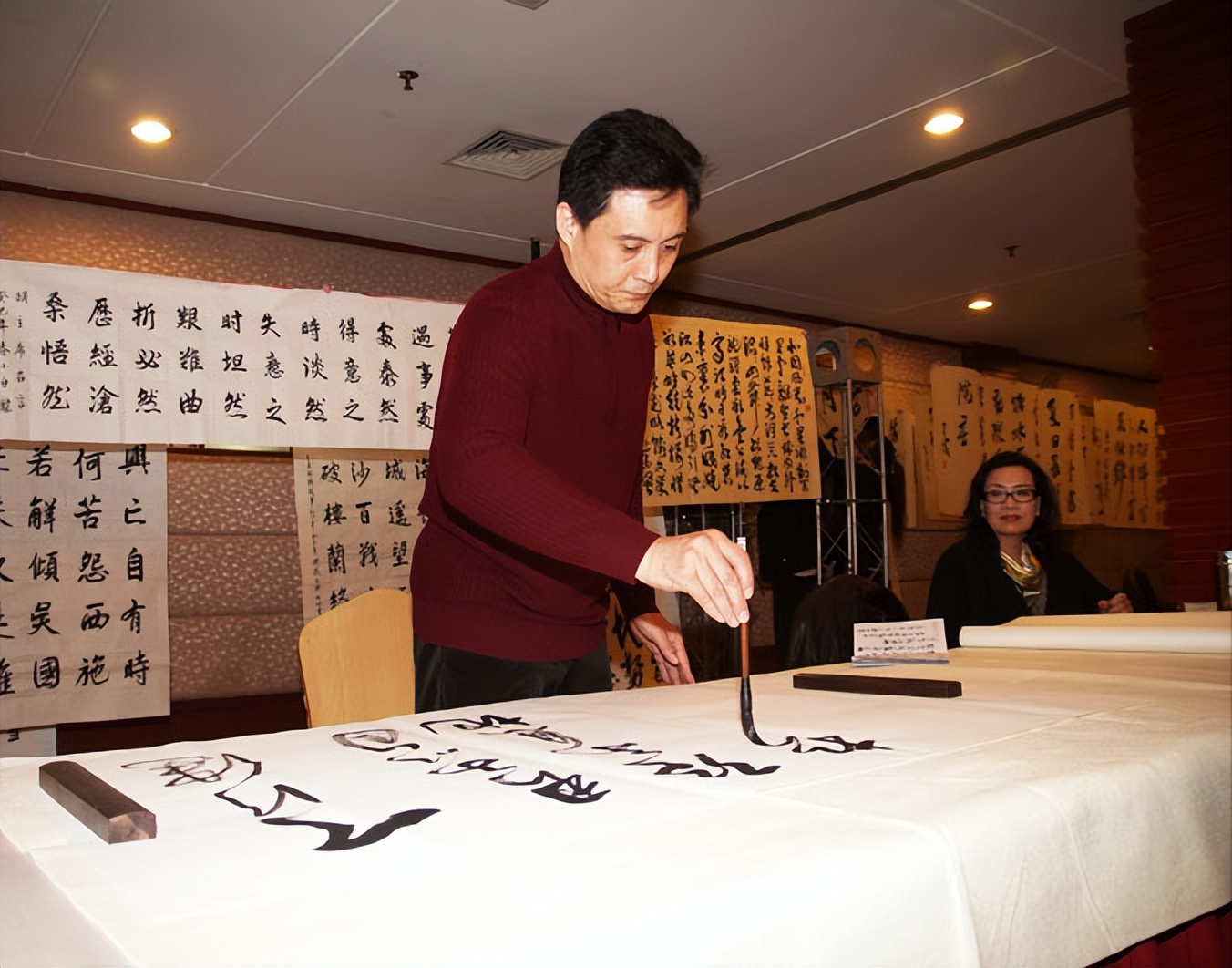 出国洗碗、扫厕所，被父亲告上法庭，王伯昭到底经历了什么？