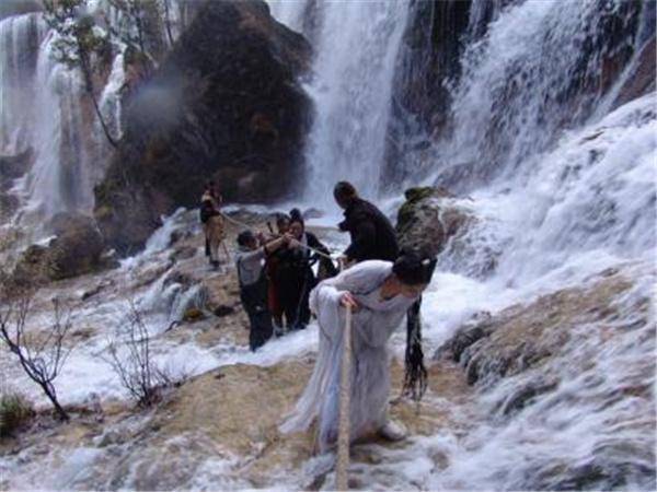 有一种“暖”叫善良，黄晓明救人，岳云鹏挡酒，个个细节见人品