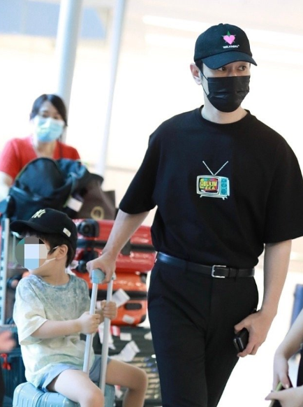 黄晓明卡点为儿子庆生后，baby助理晒照为小海绵庆生，好温馨