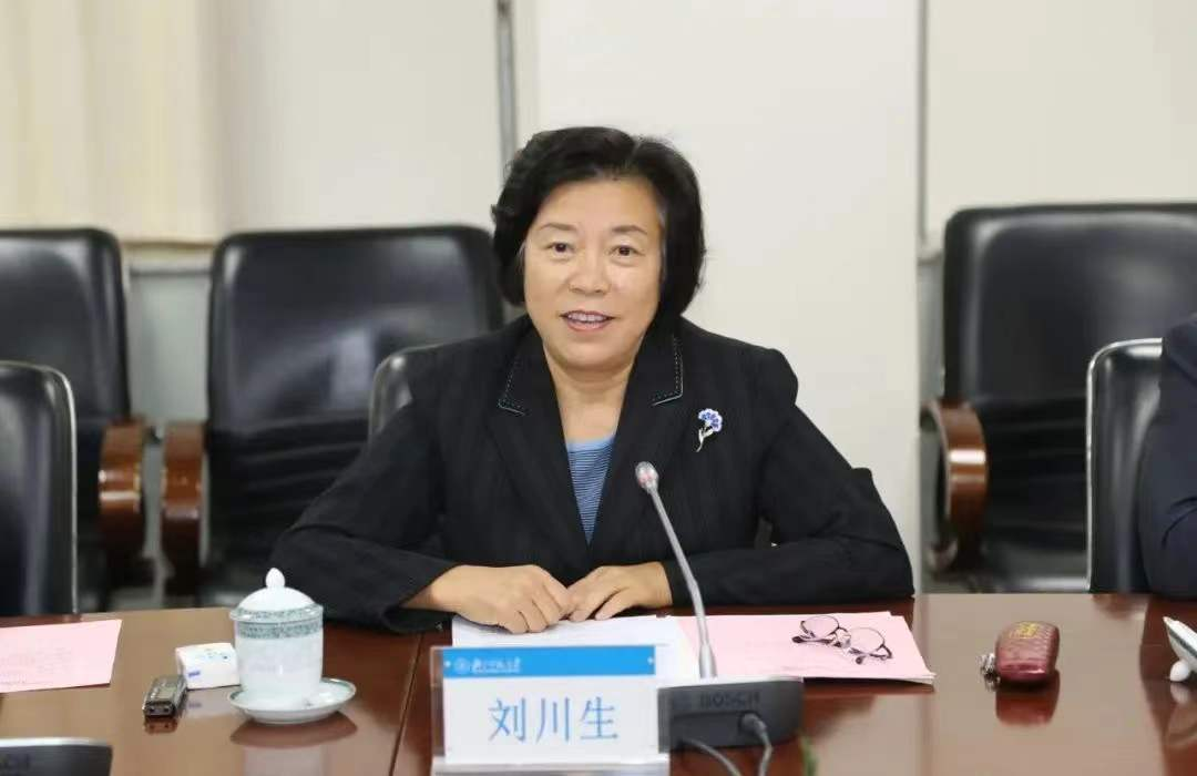 985名校一把手，从副部级被降为六级职员，坑了多少家长？