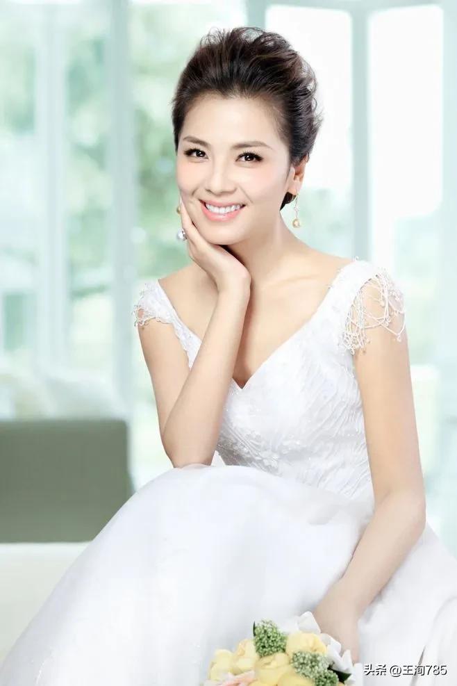 实力派女星刘雨鑫，甜美微笑，清澈双眸