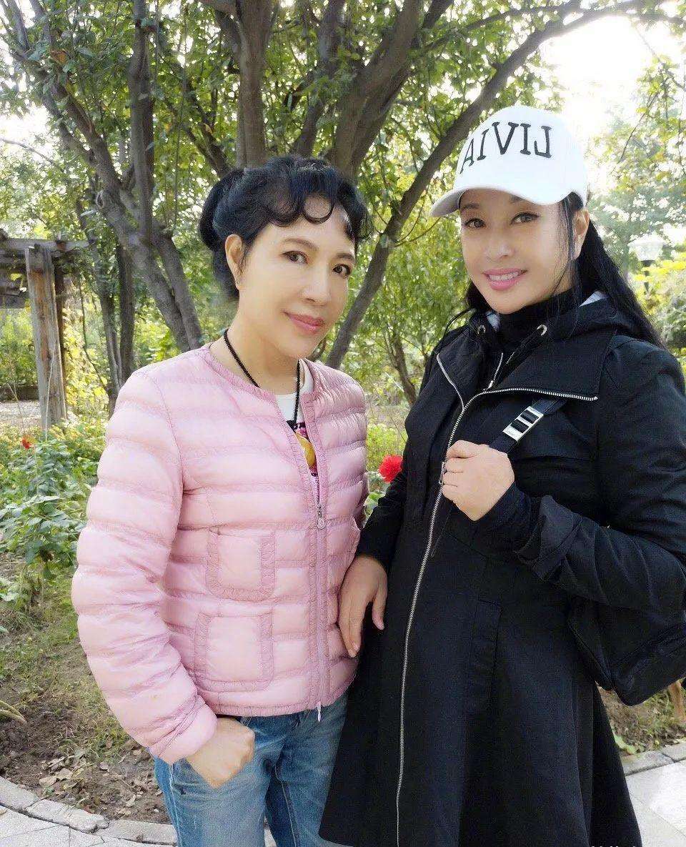 刘晓庆：四段婚姻没孩子，把外甥当儿子养了半生，晚年靠他支撑