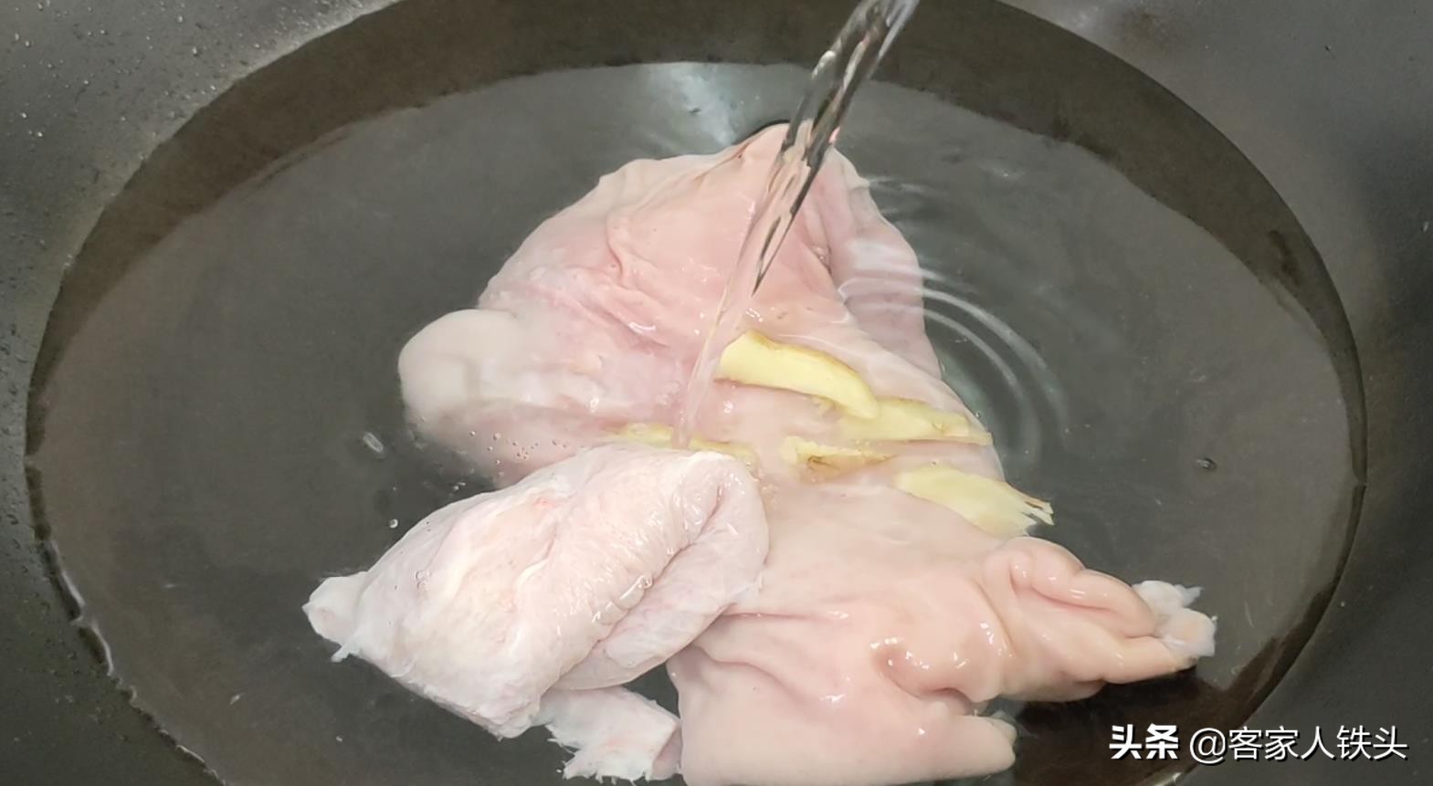 猪肚煲汤？广东人的做法最正宗，一开盖香扑鼻，汤色奶白特别好喝