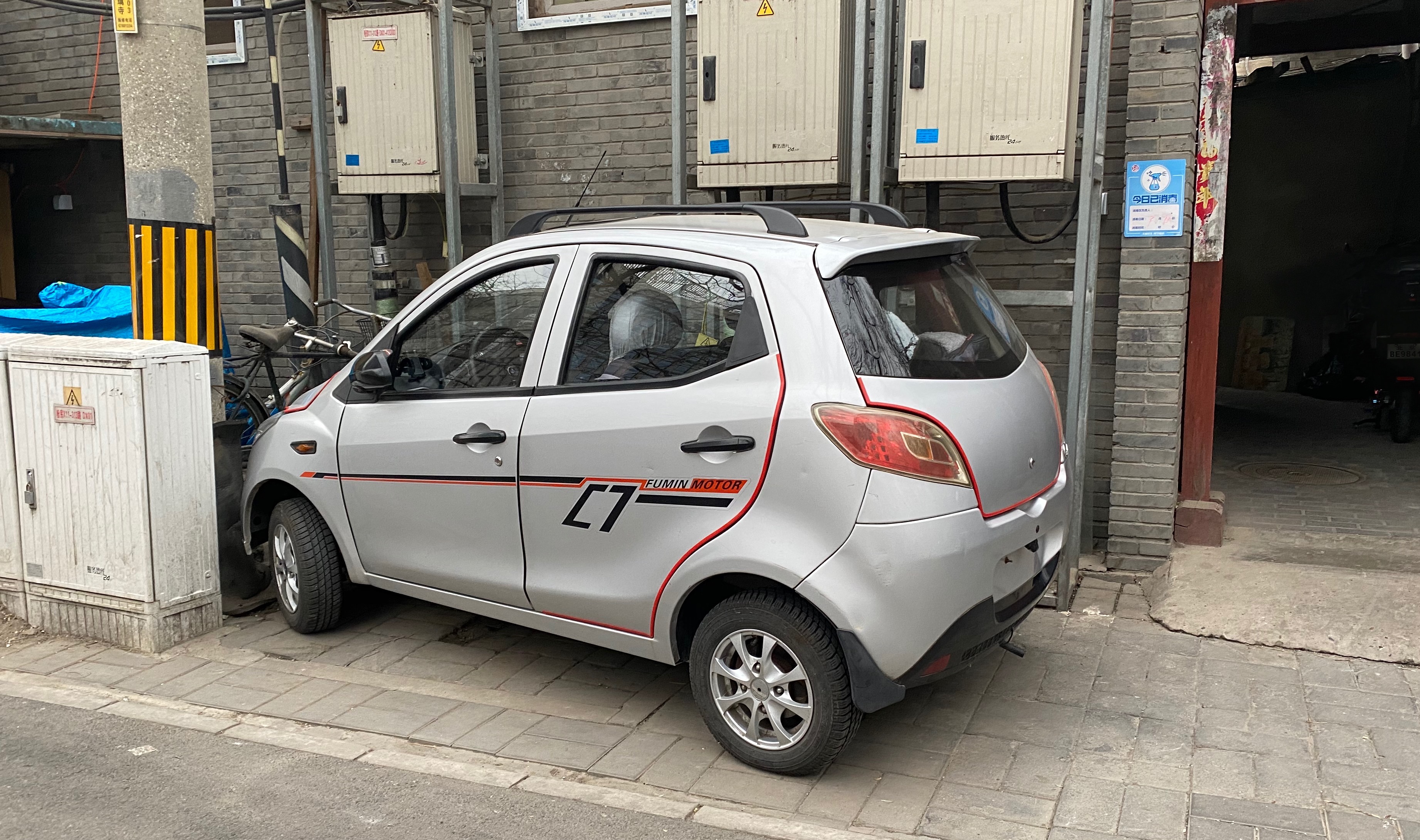 老年代步车“转正”，面临售价高、驾照难问题，老年人还会买么？
