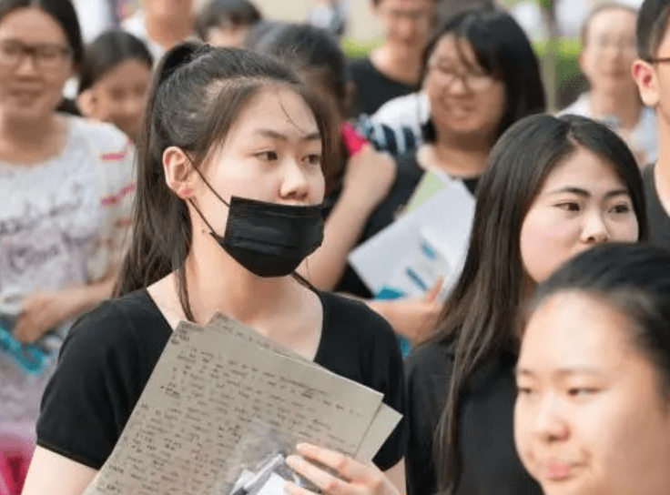 女生高考选专业，应该学师范还是学护理，两者差距不是一点半点