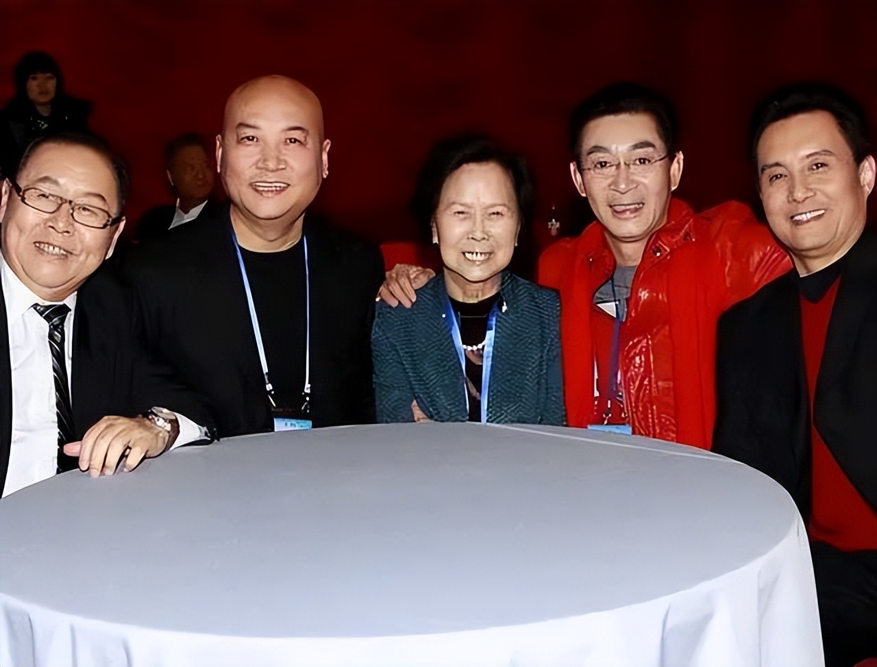 出国洗碗、扫厕所，被父亲告上法庭，王伯昭到底经历了什么？