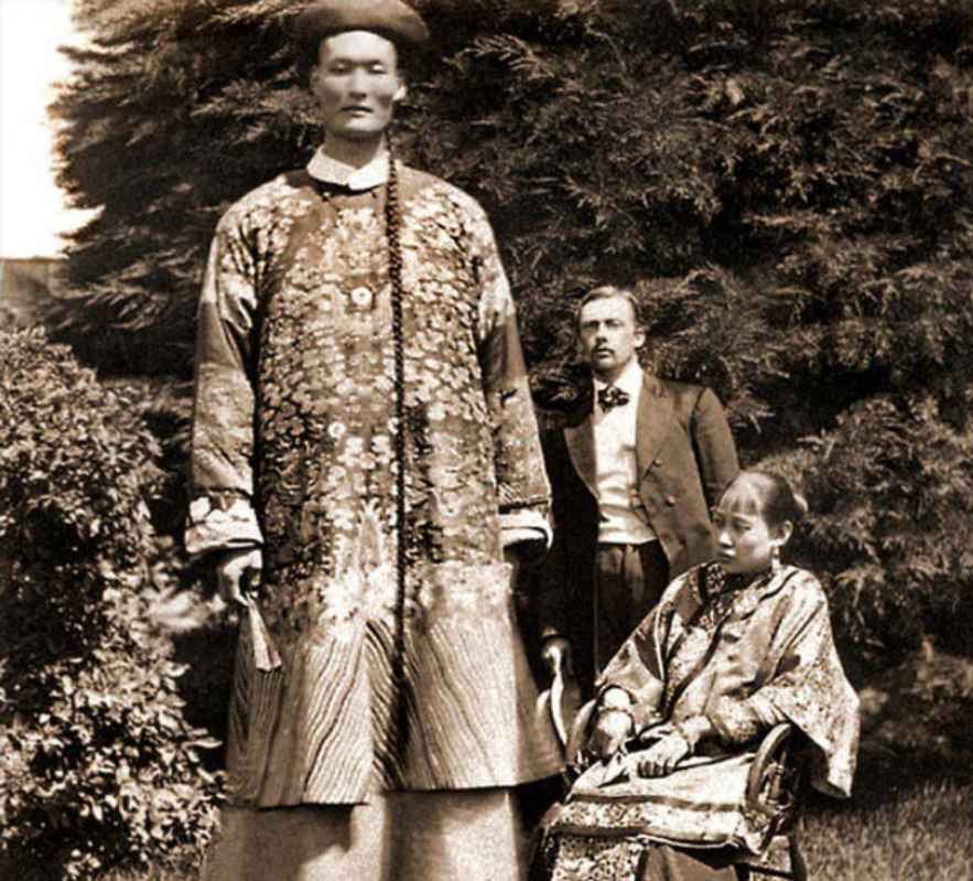 中国2.48米"女巨人":一顿吃2斤饭,鞋60码,遗体至今保留完整