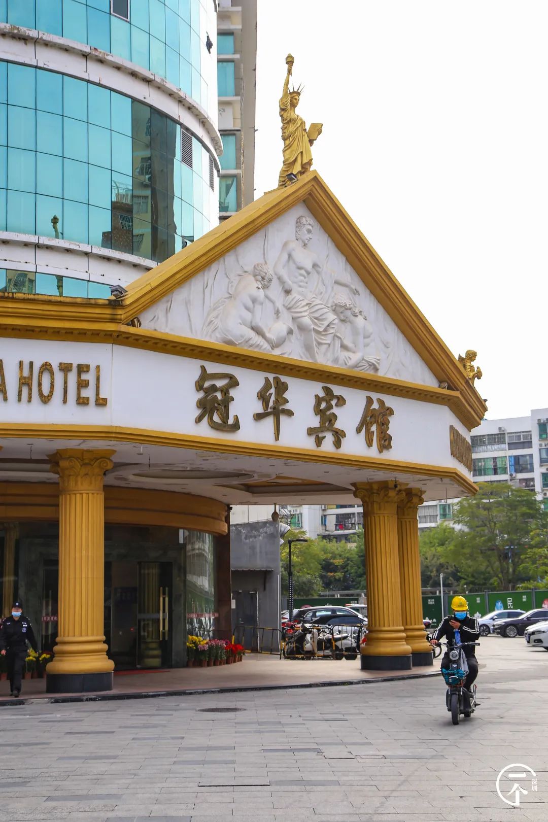 我在深圳富士康打工，月入5k，住30元旅馆