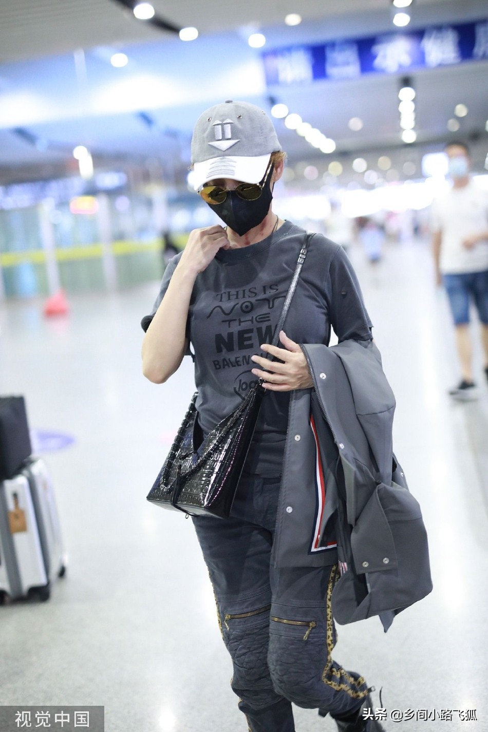 宁静一身黑装现身机场 斜跨背包走路带风好有范