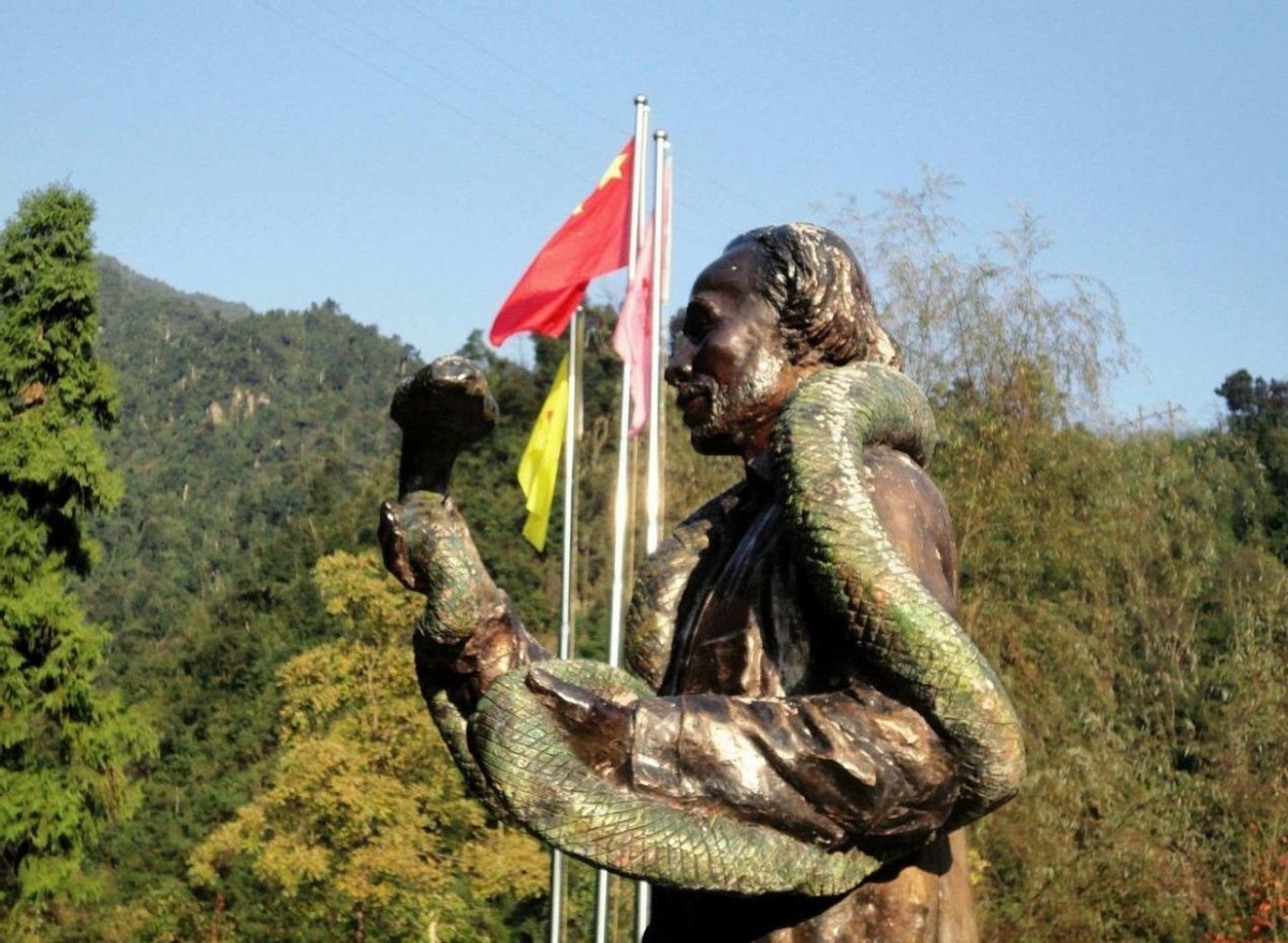 1989年,他发现价值百万的莽山烙铁头,被咬20多次,如今生活怎样