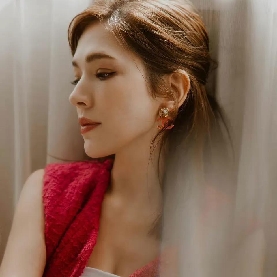 美仙许玮甯，肤色通透，绝美鼻梁，一双有魅力的眼睛，知性优雅