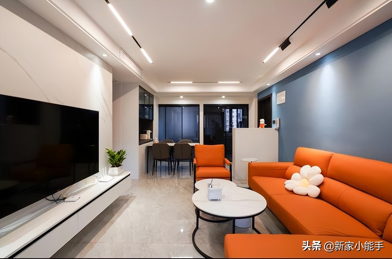 辛苦三个月完工，装修花了20万，色彩搭配漂亮，无主灯设计是亮点