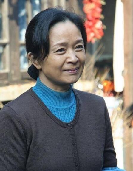 62岁“国民老妈”刘莉莉：穿着简约又得体，妈妈们照穿也好看