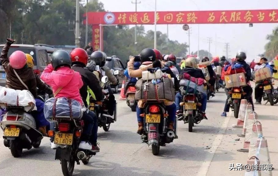 曾風靡年關的“摩托大軍”，為啥如今消失了？4個原因，時代使然