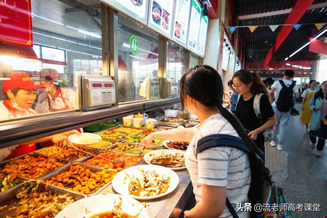 温暖人心，河南科技大学为学生充饭卡72.12万，人民日报点名表扬