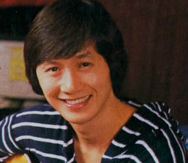 74歲的許冠傑看似輕鬆曬全家福！