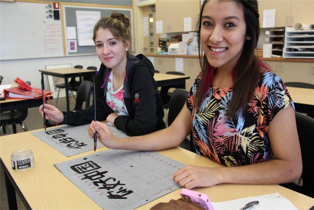 外国人拿到中国“绿卡”后，身份证上写什么民族？三种方案任你选