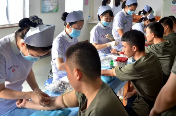 高考体检要“全裸上阵”，女生听了脸都红了，医生：谁愿意看你