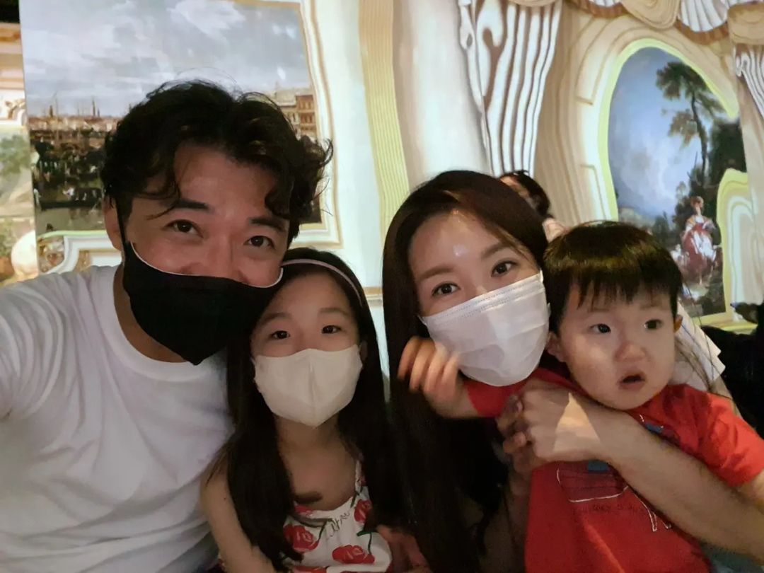 韩流偶像鼻祖安在旭全家福及近况曝光，儿女双全，1岁爱子超可爱