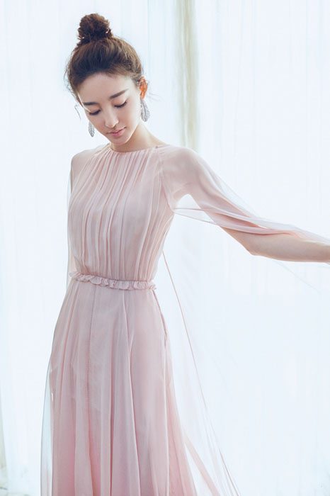 王丽坤粉色长裙造型 优雅轻灵英气十足