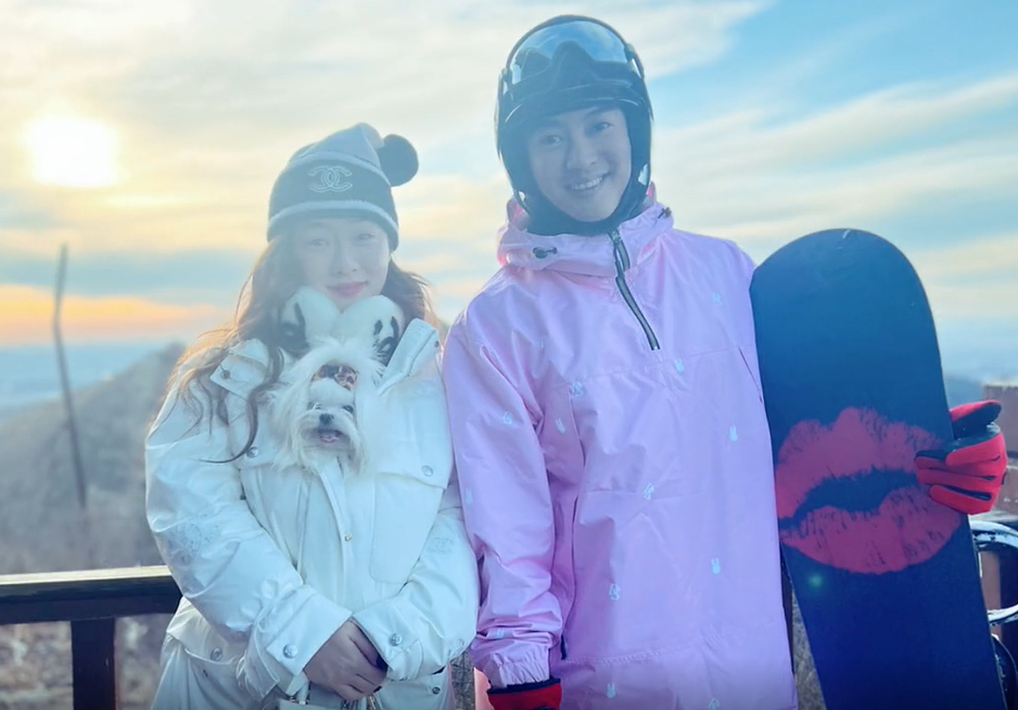 霍思燕和老公私下兴奋滑雪！把狗直接塞衣服里，仅一个耳罩近8千