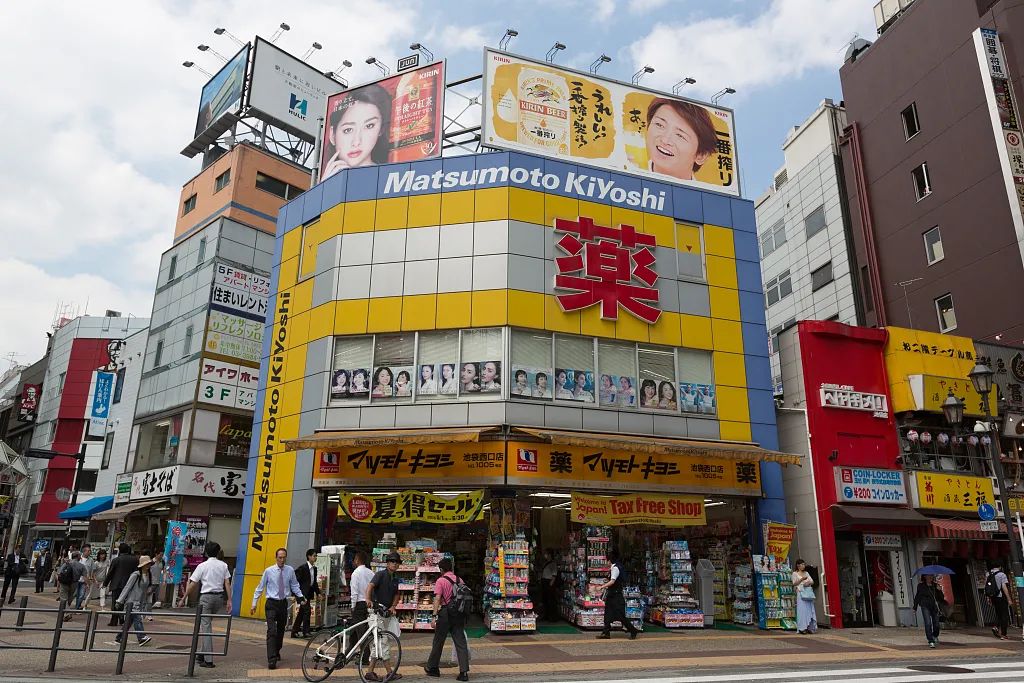 为了争夺年轻人，这对湖南夫妻要开一万家药店