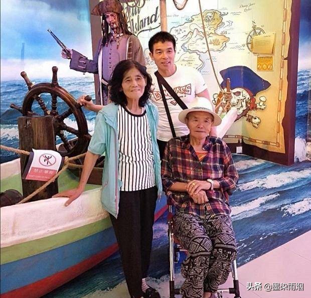 东北体育老师半生未婚，却被120个孩子叫爸爸，媒体跟踪报道12年