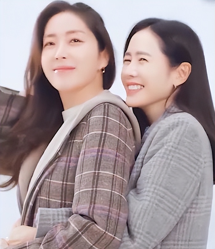 孙艺珍与宋允儿聚餐，身材纤细不像孕妇，玄彬只在一旁烤肉