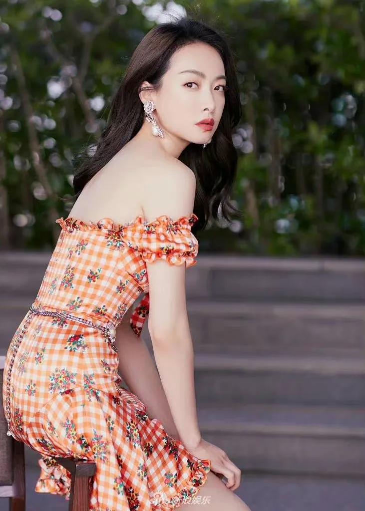 宋茜田园风抹胸花裙尽显温柔气质