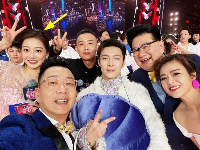 复旦大学“推免生”冯琳，跨年夜华丽亮相，网友却担心她树大招风