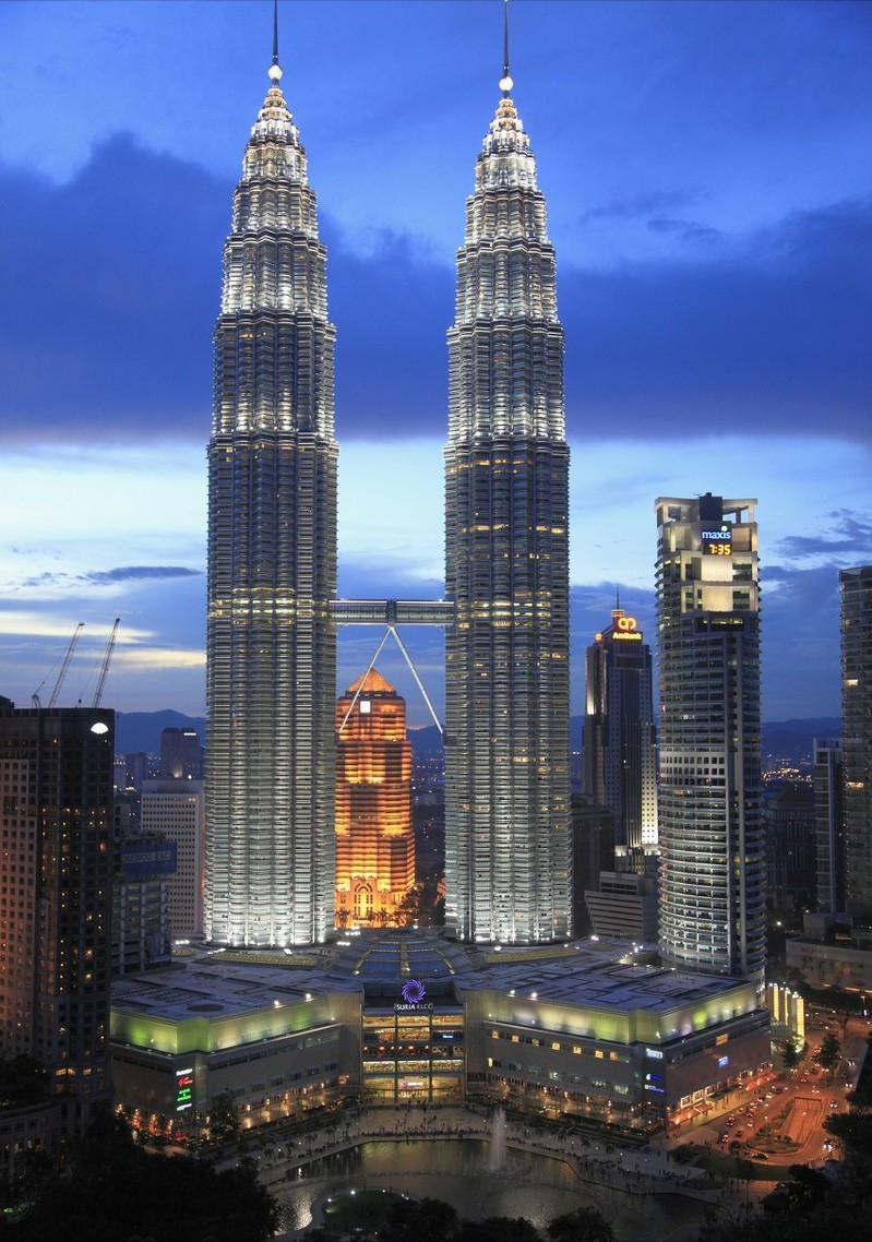 座300米级的摩天楼:克莱斯勒大厦(319米,1930年建成),帝国大厦(381米