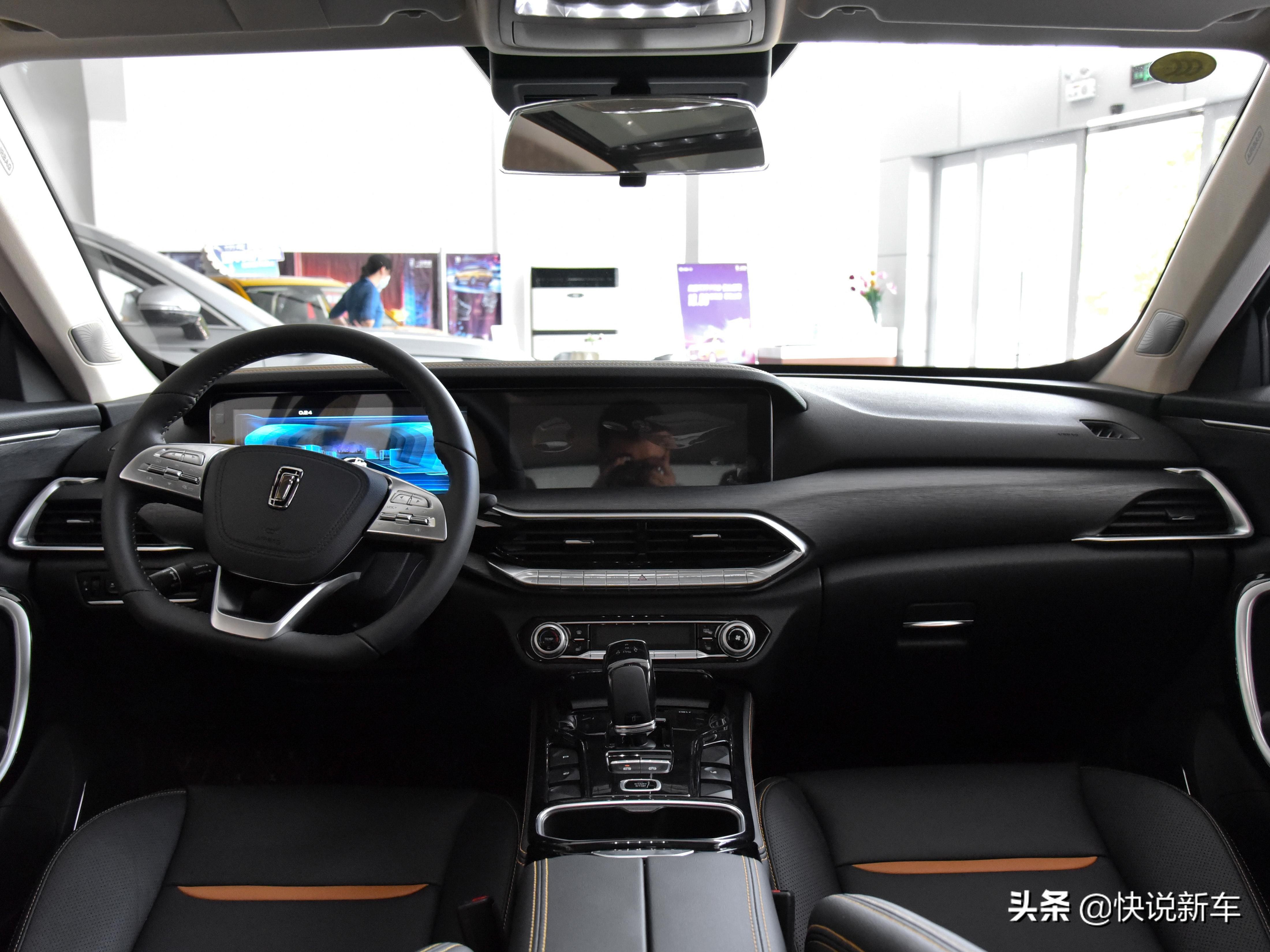 紧凑型SUV，代步买菜好车，内饰高级，实拍奔腾T77