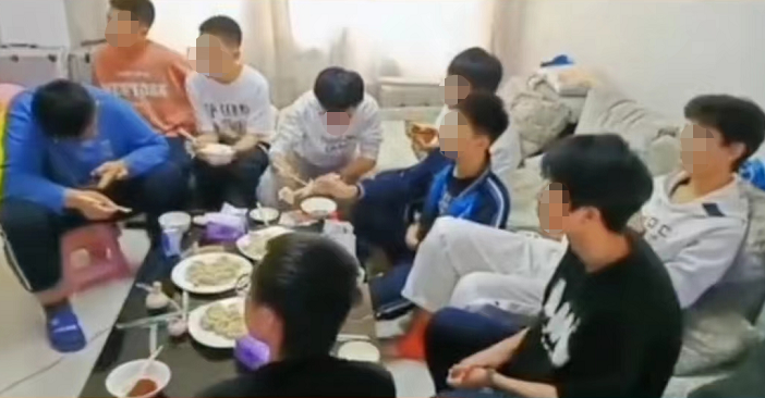 “衡水妈妈”冲上热搜，外地孩子无法返乡，被本地妈妈打包带回家