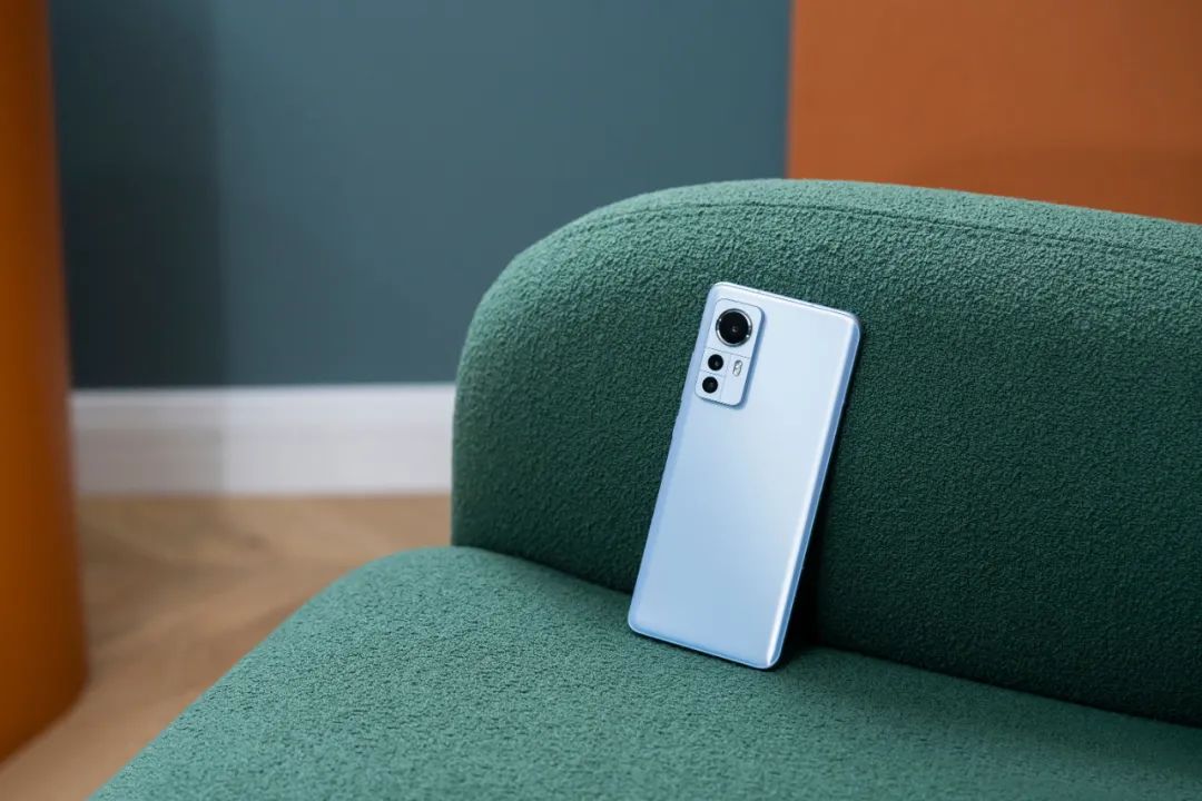 别再买超大杯了，这些手机&ldquo;中杯&rdquo;更值得买