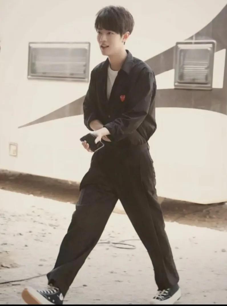 肖战劈叉式走路，腿长了不起，走在街上没人搭讪的原因