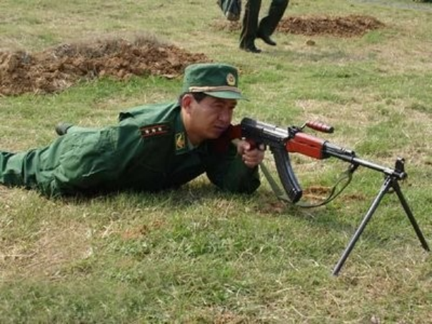 战斗英雄丁晓兵：亲手斩断右臂，插在腰间回国，享左手军礼特权